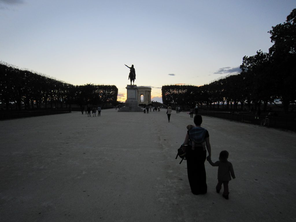 sandra-in-frankreich-mit-kids-von-hinten-1024x768-7877714