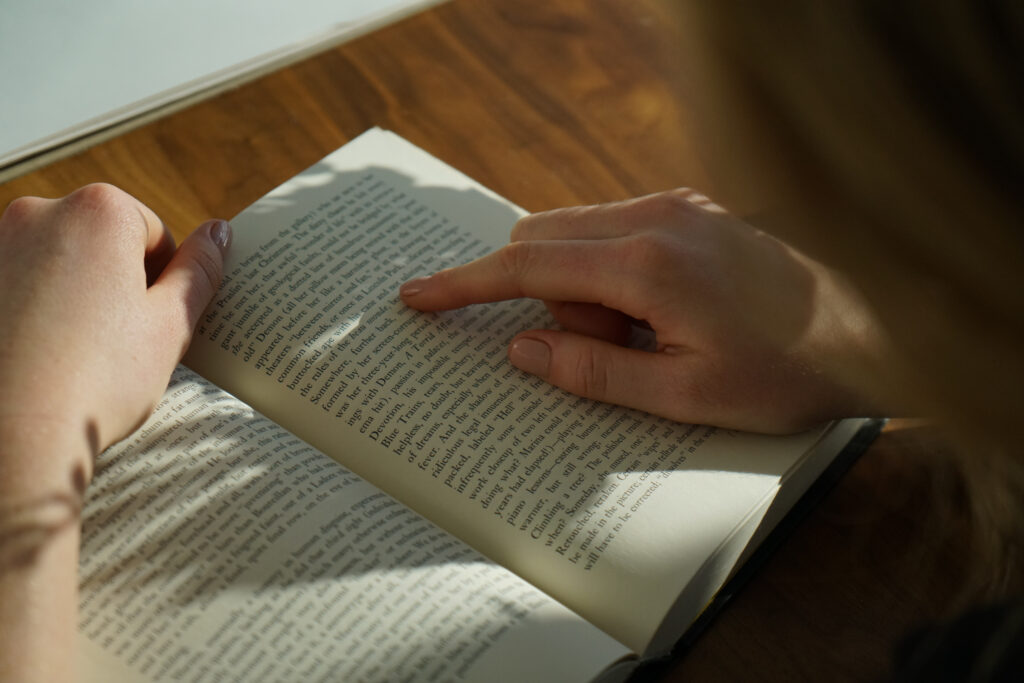 Lesen aus einem Buch
